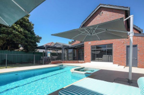 LM Manor - Pool Sleeps 12